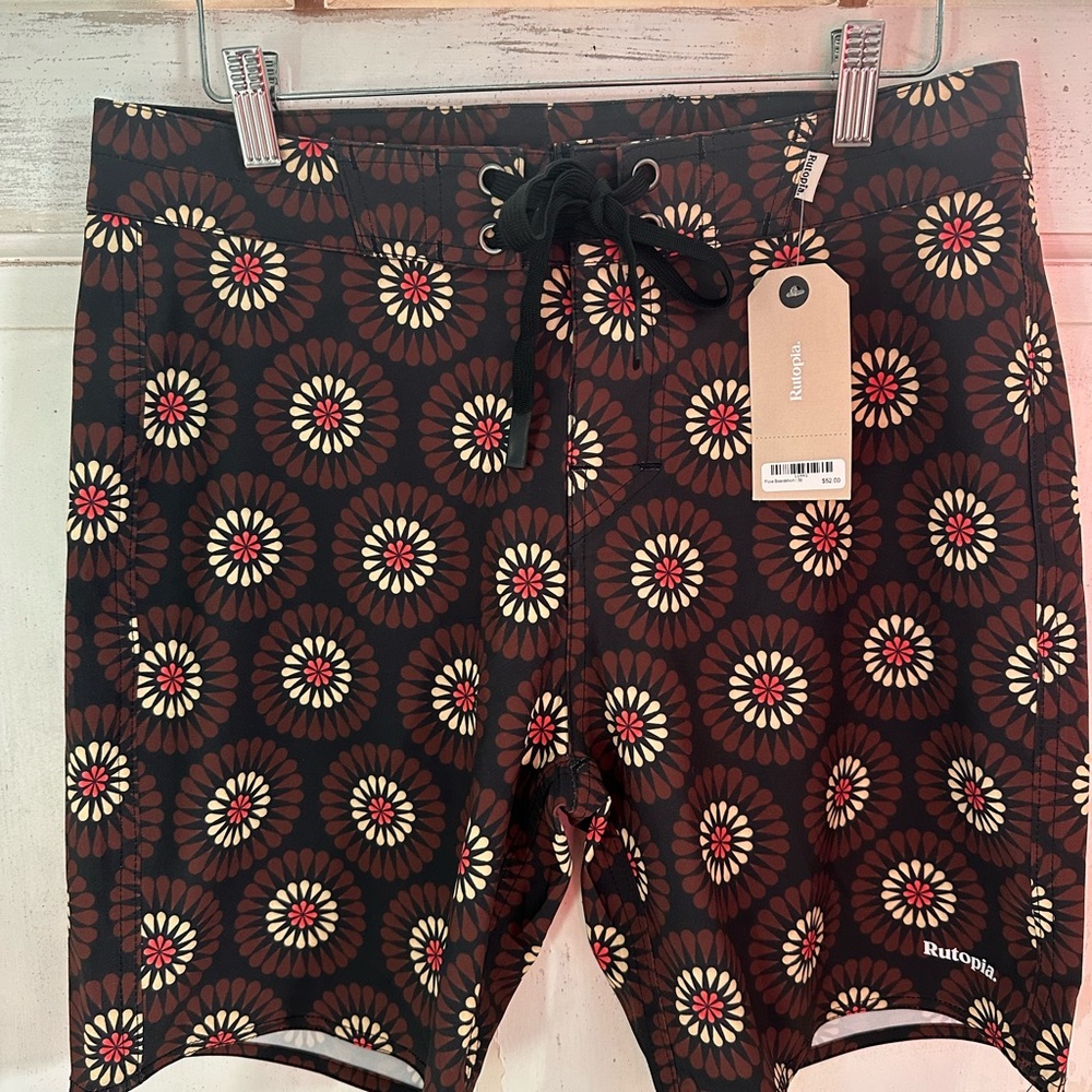 Rutopia NWT Men's Sunburst Pattern Board Shorts - Size 30